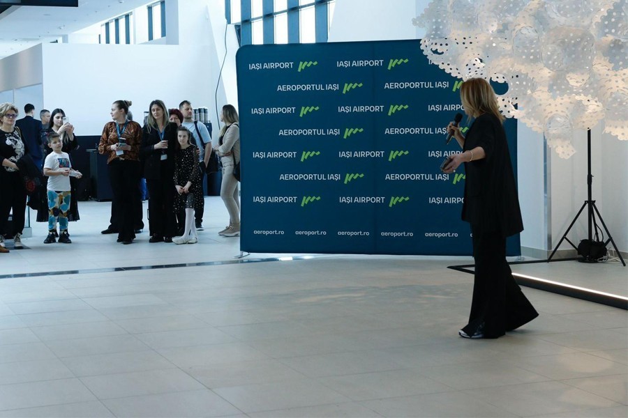 Moment unic pe Aeroportul Iași, în ziua istorică a României în Air Schengen. Călătorii, întâmpinați cu o expoziție inedită a Romanian Creative Week