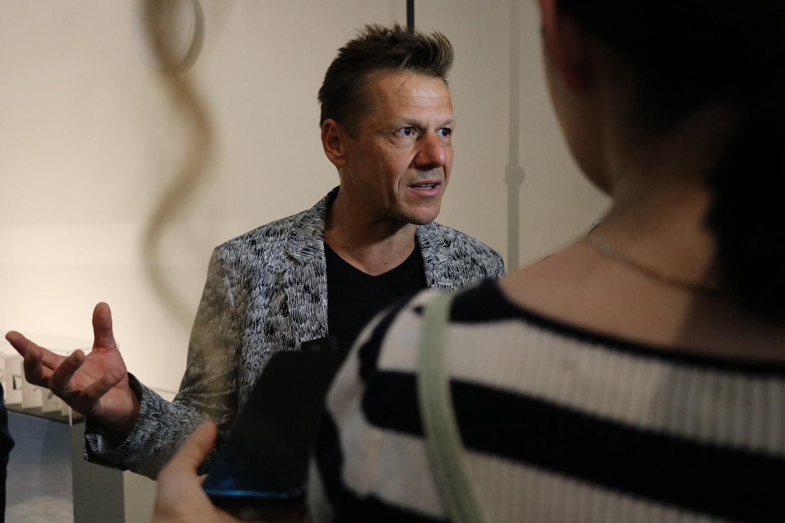 Povestea genții Lady Dior, spusă de Mircea Cantor la Romanian Creative Week. Universul creativ de la Baia Turcească aduce expoziția centrală a RCW, proiecții și evenimente de excepție