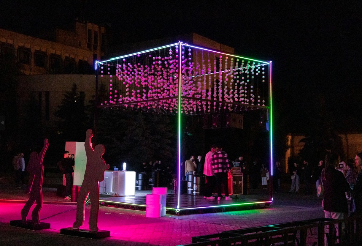 Romanian Creative Week deschide festivalul de muzică NeMO: o săptămână plină de concerte și party-uri în Capitala Moldovei. A doua săptămână a RCW aduce cel mai așteptat catwalk al anului și show-ul New Media District