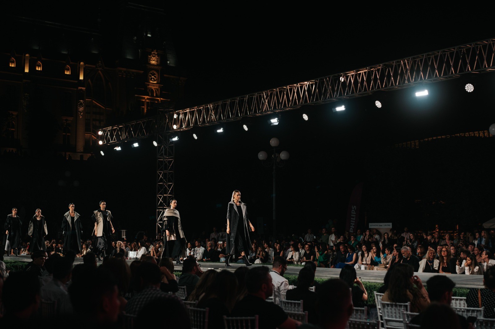 Premieră la Romanian Fashion Week: opt designeri de 20 de ani au lansat o colecție împreună cu Irina Schrotter, inspirată din viața personală. Mii de oameni în public, în prima seară a show-urilor de modă