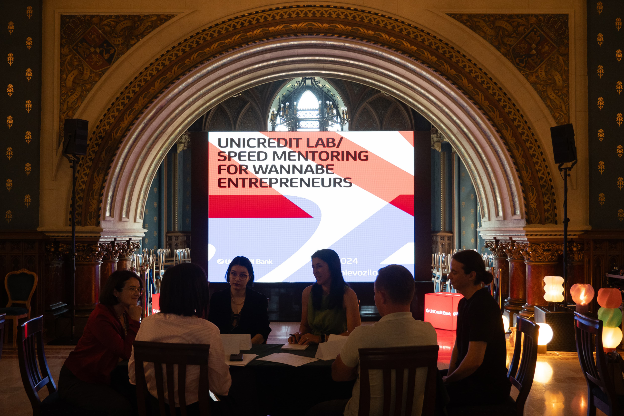 Zeci de tineri au participat la programul de mentorat pentru antreprenori, la Romanian Creative Week. Program educațional gratuit de banking, business,  juridic și marketing, oferit de experți în domeniu