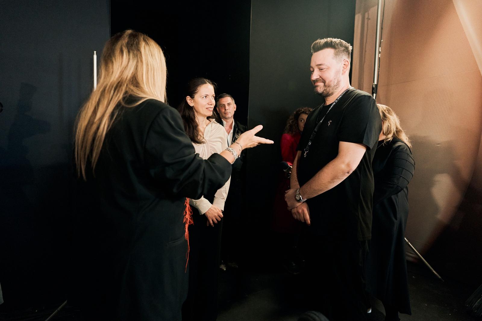 Doamna Mirabela Grădinaru s-a întâlnit cu tinerii designeri, la deschiderea Romanian Fashion Week București 2025